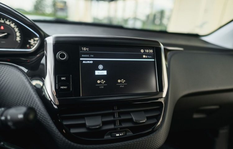 Osta kasutatud Peugeot 2008 2018 värv hall Tallinnas