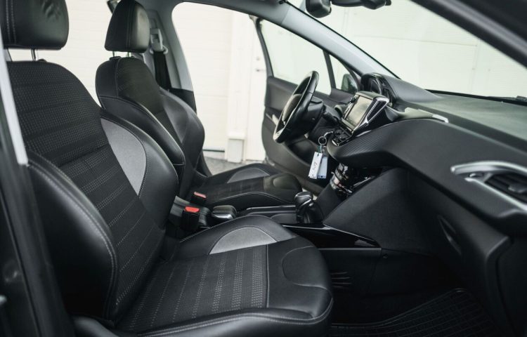 Osta kasutatud Peugeot 2008 2018 värv hall Tallinnas