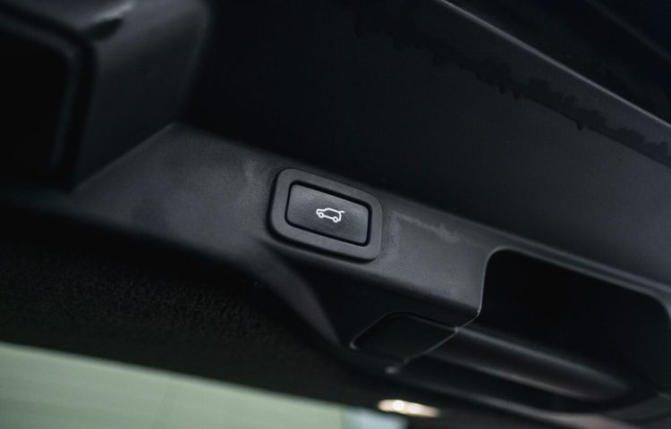 Osta kasutatud Land Rover Range Rover Sport 2016 värv must Tallinnas