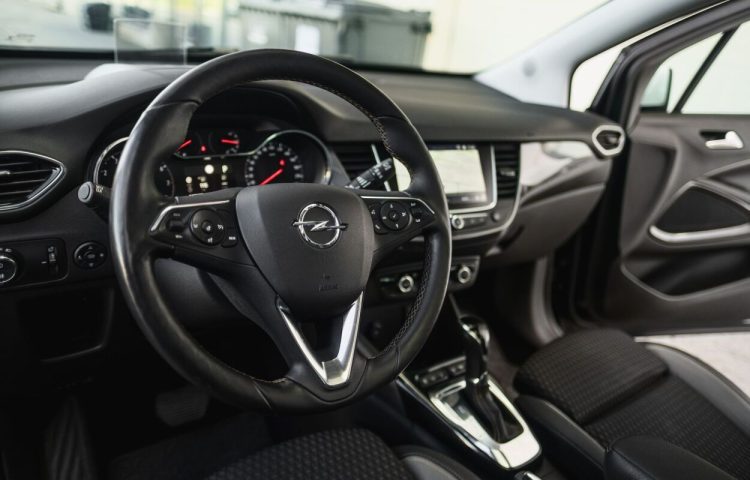 Osta kasutatud Opel Crossland X 2017 värv tumepruun Tallinnas