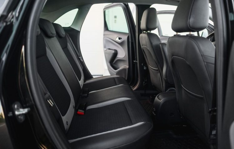 Osta kasutatud Opel Crossland X 2017 värv tumepruun Tallinnas