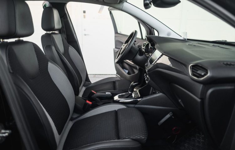 Osta kasutatud Opel Crossland X 2017 värv tumepruun Tallinnas