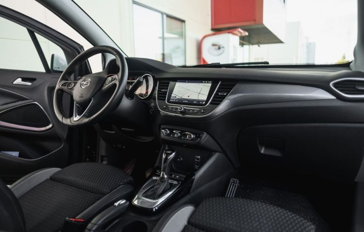 Osta kasutatud Opel Crossland X 2017 värv tumepruun Tallinnas