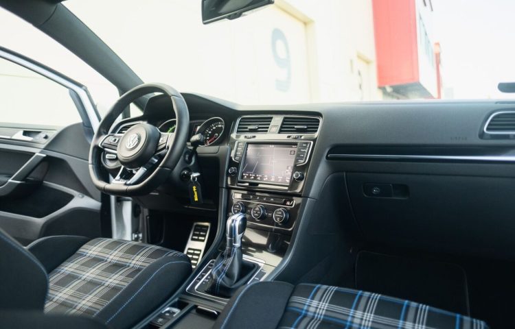 Osta kasutatud Volkswagen Golf 2015 värv hõbedane Tallinnas
