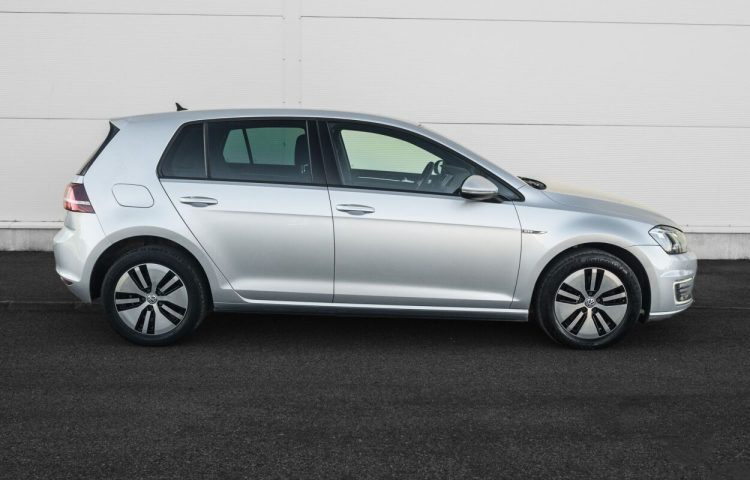 Osta kasutatud Volkswagen Golf 2015 värv hõbedane Tallinnas