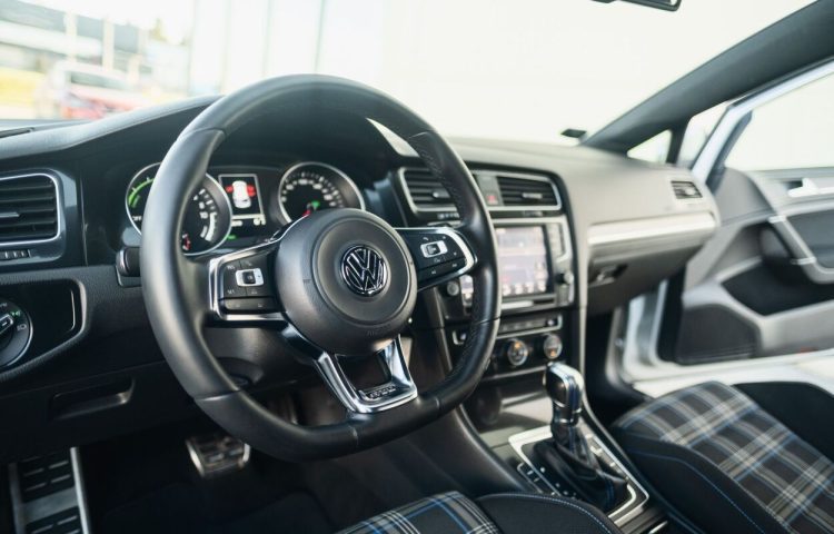 Osta kasutatud Volkswagen Golf 2015 värv hõbedane Tallinnas