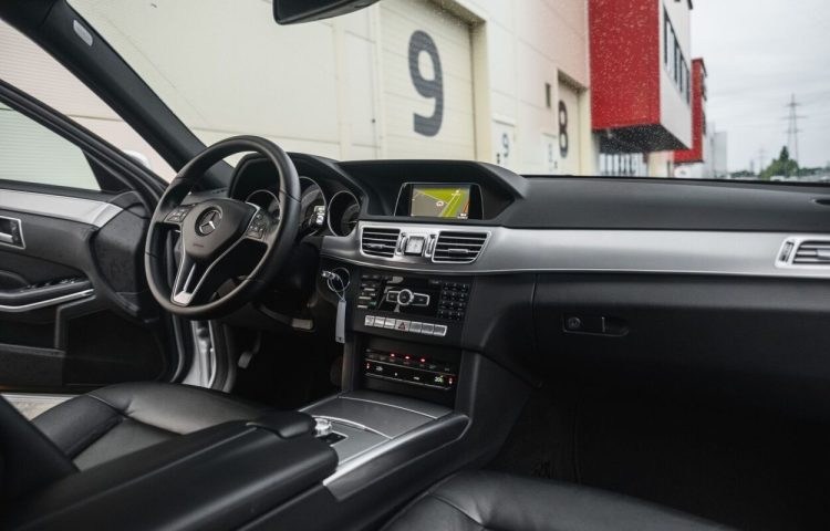 Osta kasutatud Mercedes-Benz E-klass: E 200 2014 värv hõbedane Tallinnas
