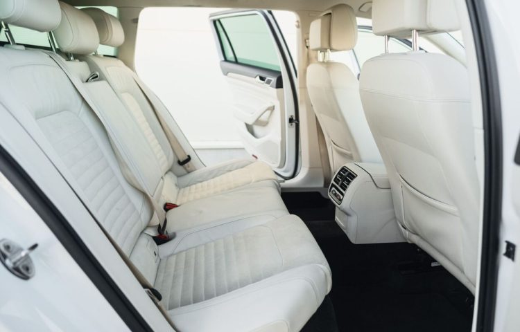 Osta kasutatud Volkswagen Passat Variant Highline 4Motion 2015 värv valge Tallinnas