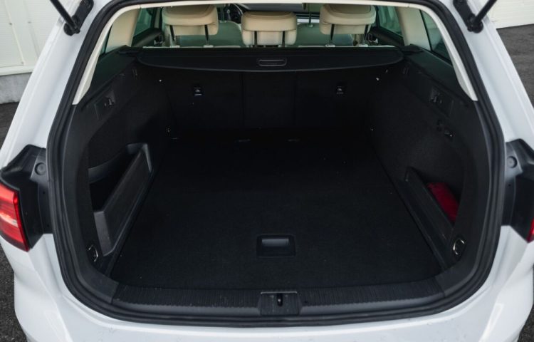 Osta kasutatud Volkswagen Passat Variant Highline 4Motion 2015 värv valge Tallinnas