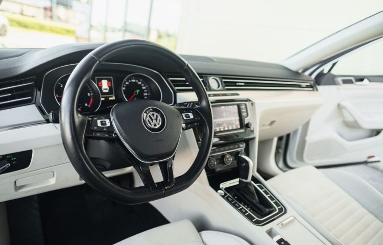 Osta kasutatud Volkswagen Passat Variant Highline 4Motion 2015 värv valge Tallinnas