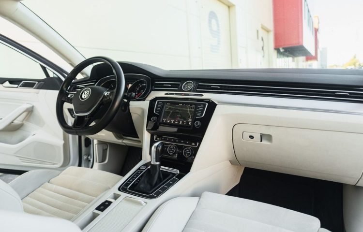 Osta kasutatud Volkswagen Passat Variant Highline 4Motion 2015 värv valge Tallinnas