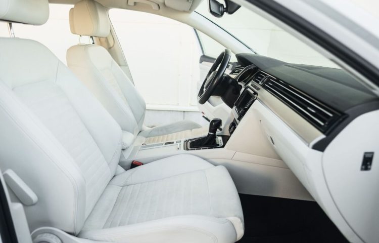 Osta kasutatud Volkswagen Passat Variant Highline 4Motion 2015 värv valge Tallinnas