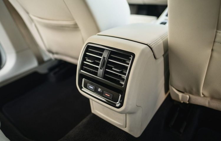 Osta kasutatud Volkswagen Passat Variant Highline 4Motion 2015 värv valge Tallinnas