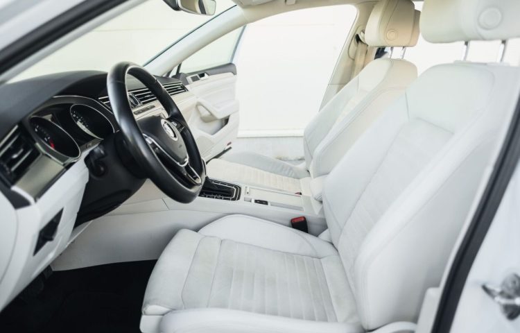 Osta kasutatud Volkswagen Passat Variant Highline 4Motion 2015 värv valge Tallinnas