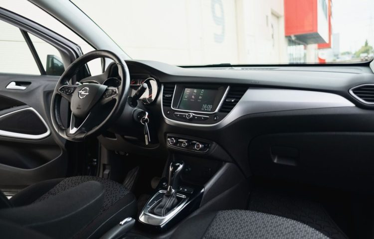 Osta kasutatud Opel Crossland X 2017 värv tumehall Tallinnas