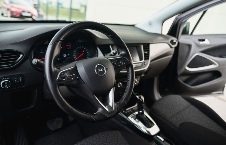 Osta kasutatud Opel Crossland X 2017 värv tumehall Tallinnas