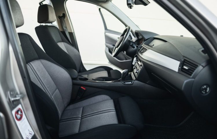 Osta kasutatud BMW X1 xDrive18d 2011 värv helehall Tallinnas
