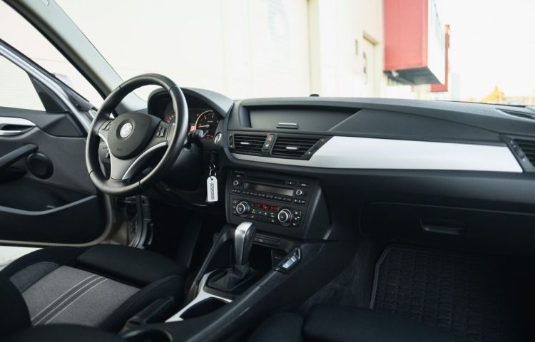 Osta kasutatud BMW X1 xDrive18d 2011 värv helehall Tallinnas