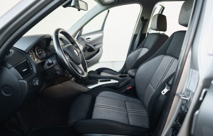 Osta kasutatud BMW X1 xDrive18d 2011 värv helehall Tallinnas
