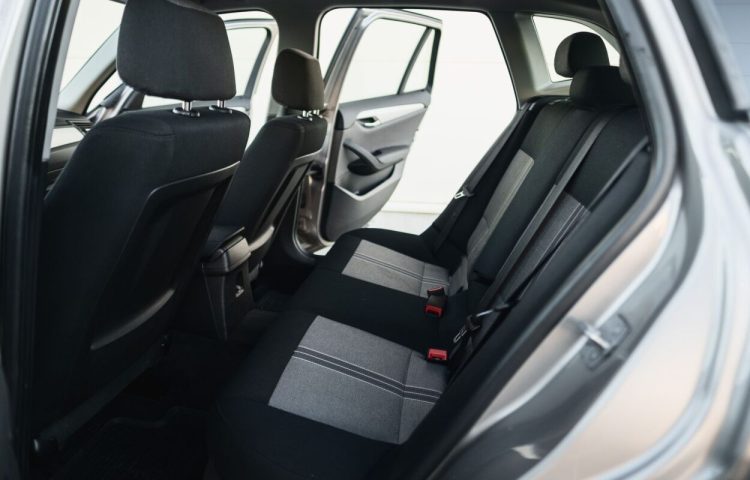 Osta kasutatud BMW X1 xDrive18d 2011 värv helehall Tallinnas