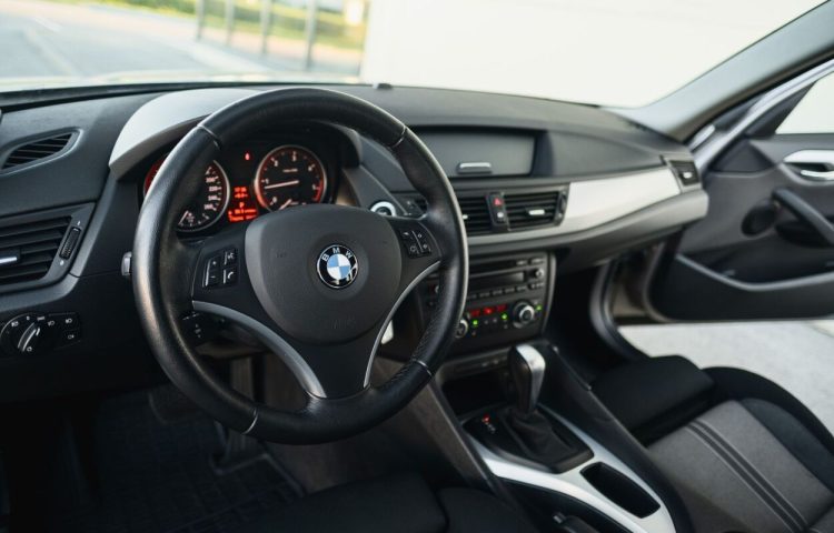 Osta kasutatud BMW X1 xDrive18d 2011 värv helehall Tallinnas