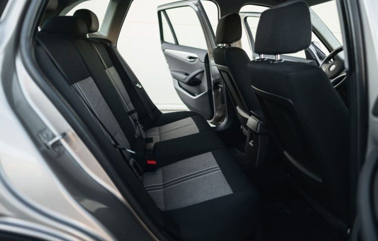 Osta kasutatud BMW X1 xDrive18d 2011 värv helehall Tallinnas