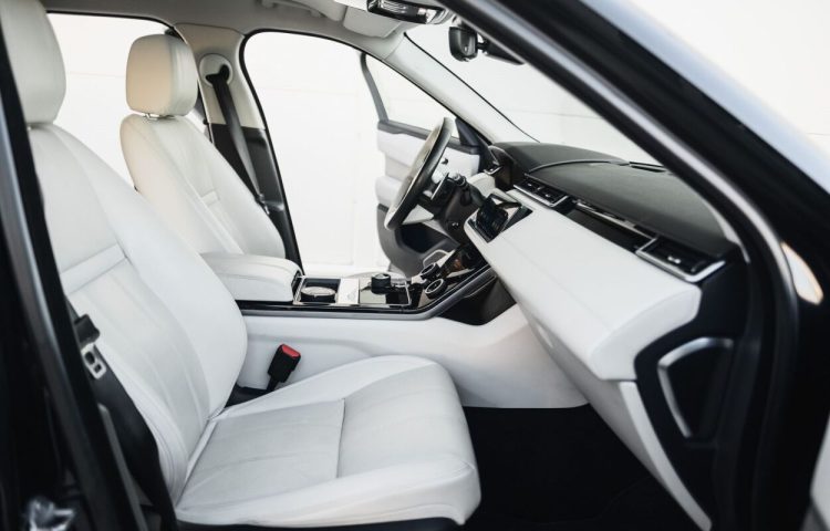 Osta kasutatud Land Rover Range Rover Velar D240 R-Dynamic HSE 2021 värv must Tallinnas